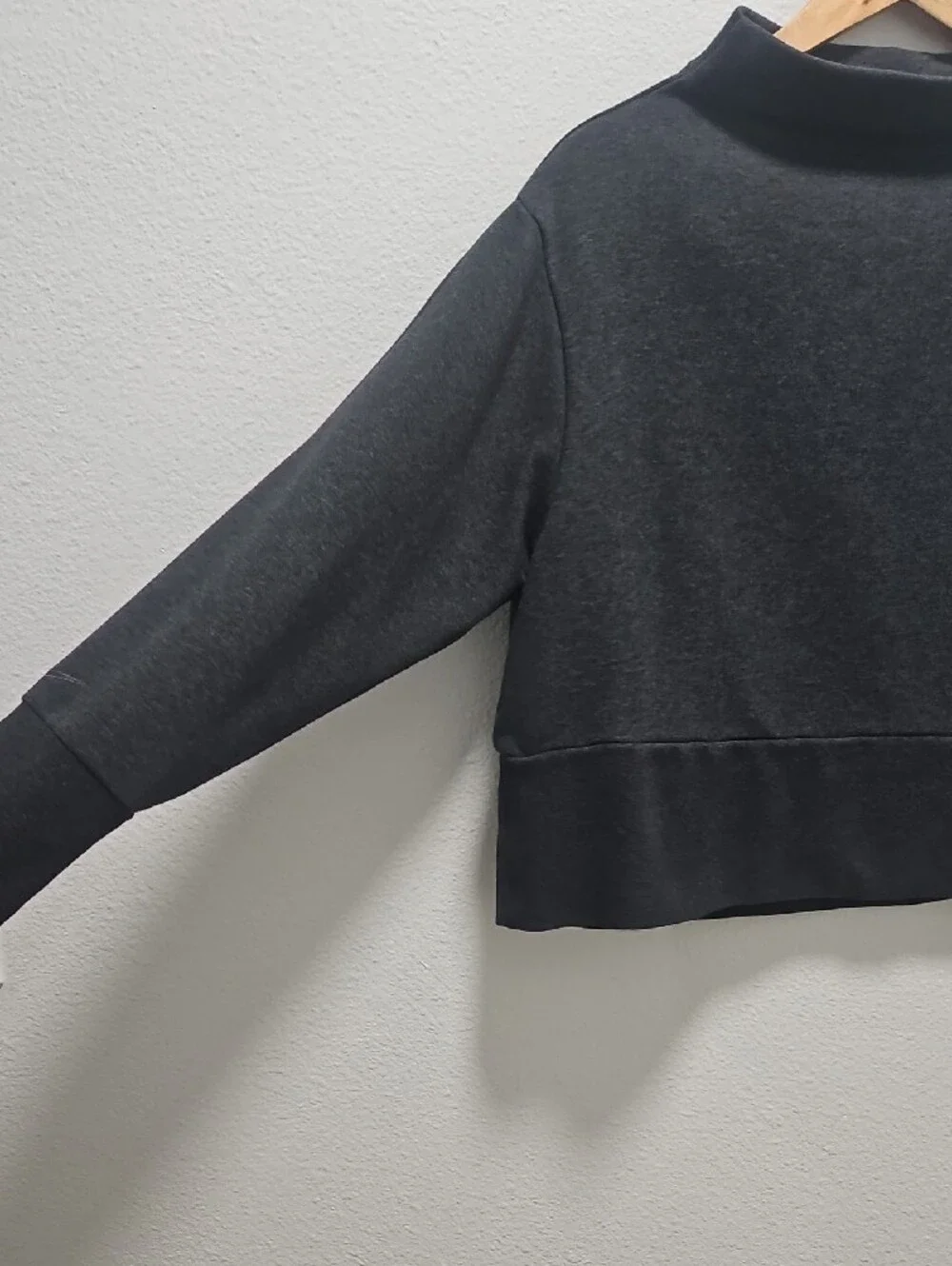 Nike Women's Dark Gray Mock Neck Pullover Sweater Medium Athletic Workout